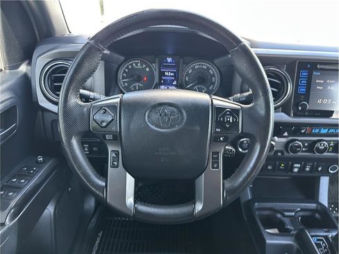 Used 2018 Toyota Tacoma TRD Sport AWD/4WD image 19