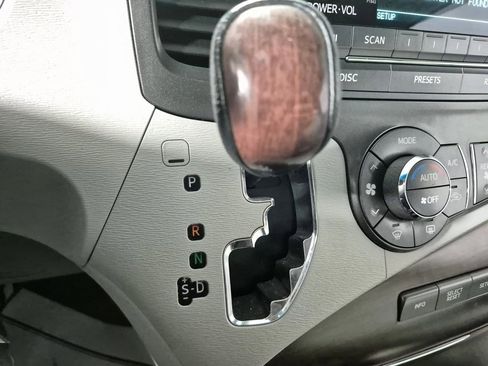 Used 2013 Toyota Sienna XLE image 26