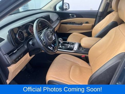 Used 2023 Kia Carnival EX FWD image 3