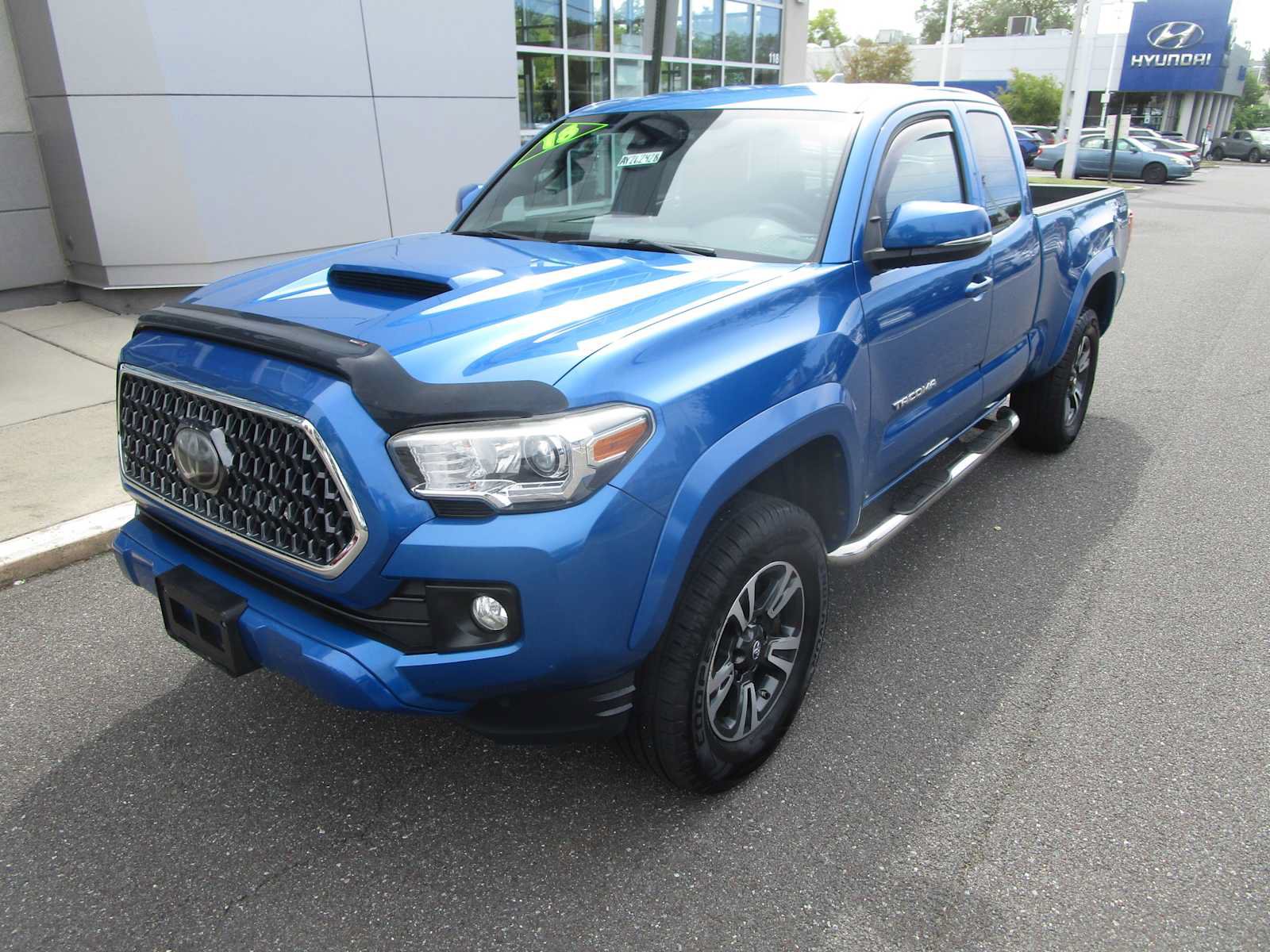 Used 2018 Toyota Tacoma TRD Sport AWD/4WD image 2
