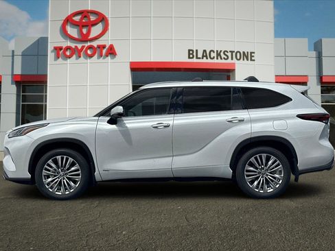 Certified 2026 Toyota Highlander Platinum AWD/4WD image 6