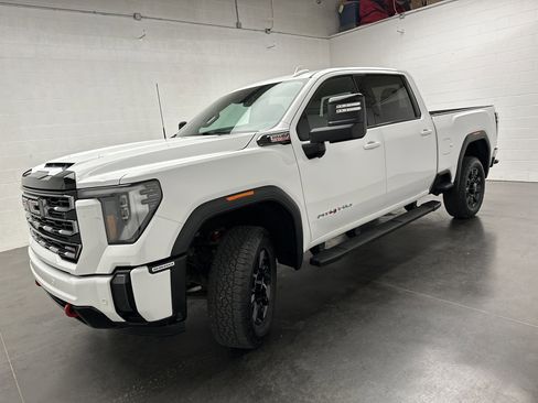 Used 2024 GMC Sierra 2500 AT4 AWD/4WD image 5