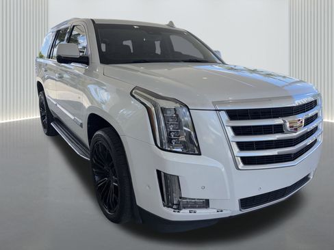 Used 2019 Cadillac Escalade Luxury RWD image 2