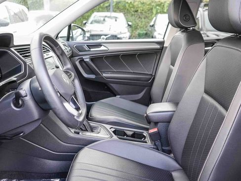 Used 2022 Volkswagen Tiguan SE w/ Panoramic Sunroof Package image 17