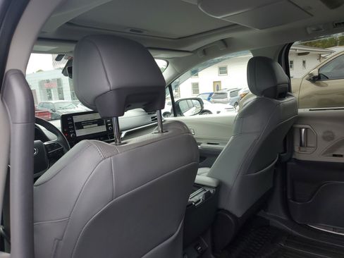Used 2022 Toyota Sienna Limited image 13