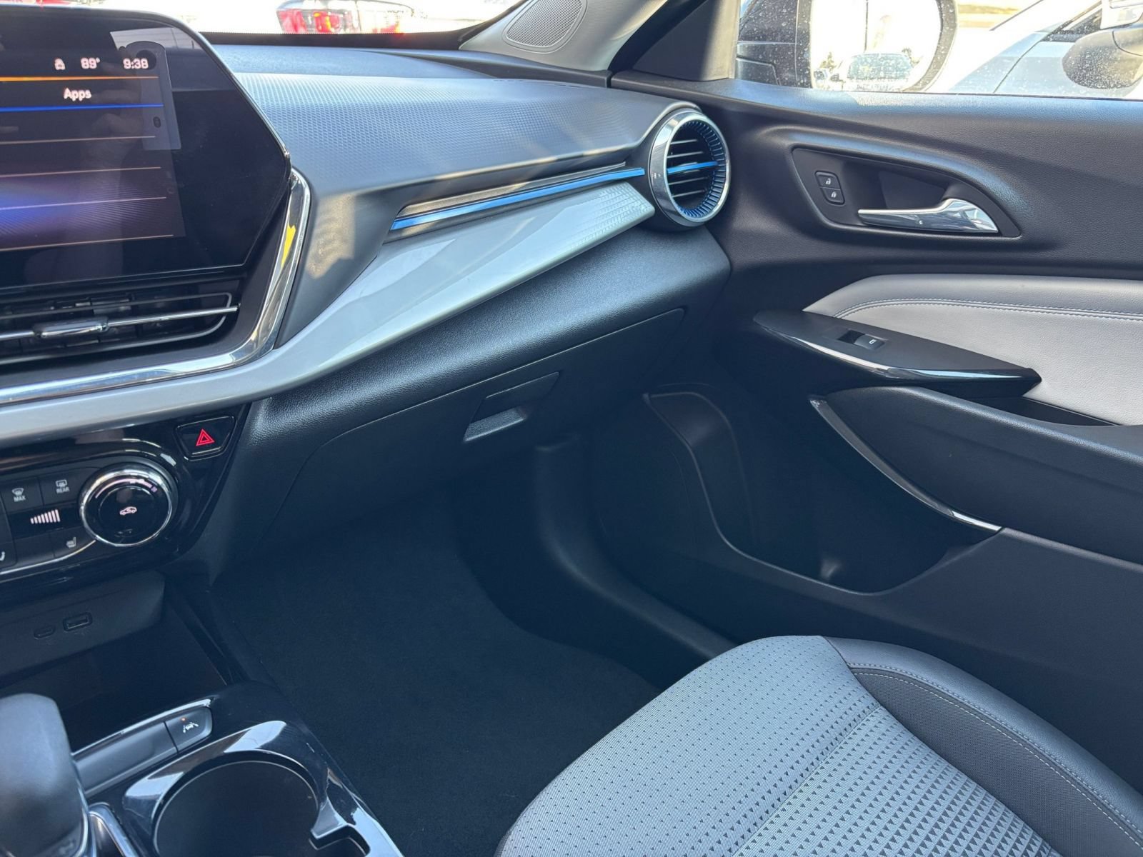 Used 2025 Chevrolet Trax LT w/ LT Convenience Package FWD image 34