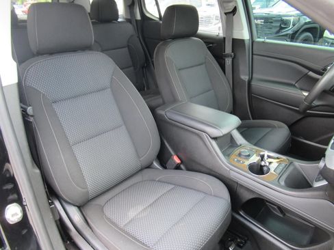 Used 2023 GMC Acadia SLE w/ Driver Convenience Package FWD image 9