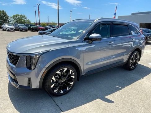 Used 2025 Kia Sorento EX w/ Panoramic Sunroof Package FWD image 2