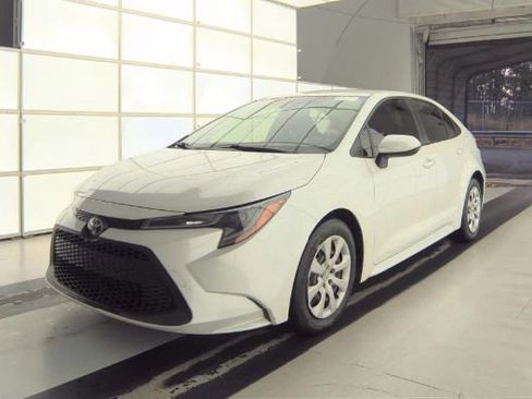 Used 2022 Toyota Corolla LE image 2