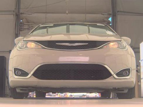 Used 2017 Chrysler Pacifica Touring-L Plus image 3