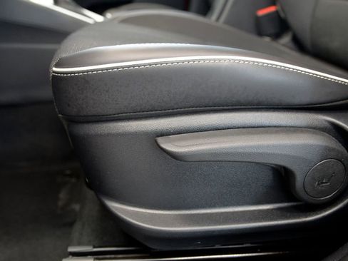 Used 2023 Hyundai Venue Limited image 16