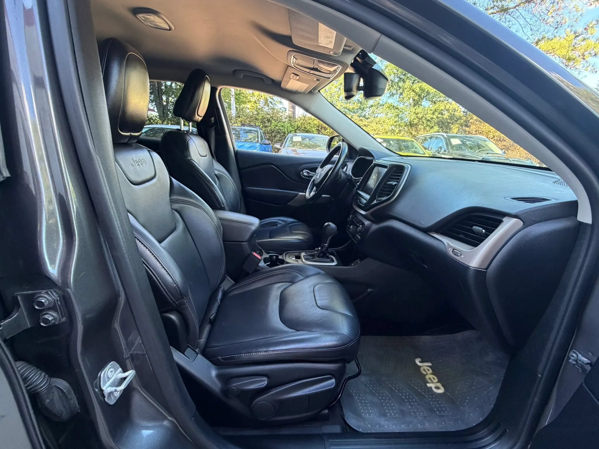 Used 2017 Jeep Cherokee Limited FWD image 9