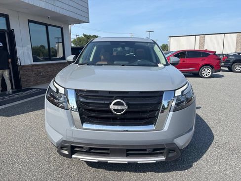 Used 2025 Nissan Pathfinder Platinum FWD image 12