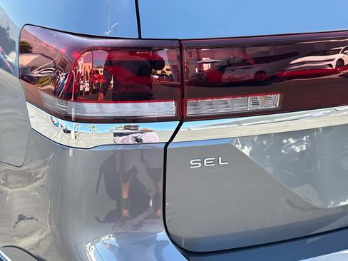 Used 2025 Volkswagen Atlas SEL Premium R-Line image 5