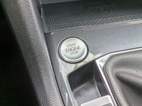 Used 2022 Volkswagen Tiguan SE w/ Panoramic Sunroof Package image 28