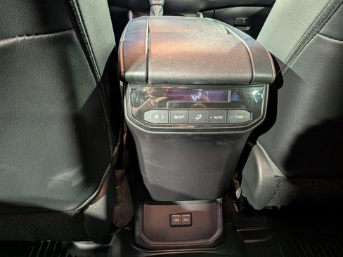 Used 2022 Toyota Highlander XLE image 12