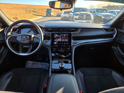 Used 2023 Jeep Grand Cherokee Altitude image 15