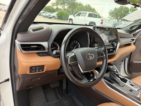 Used 2020 Toyota Highlander Platinum FWD image 20