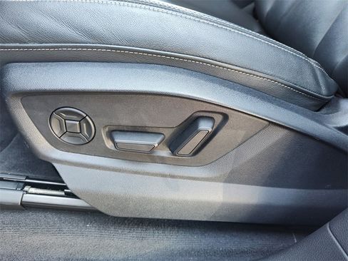 Used 2023 Audi Q8 Premium image 24