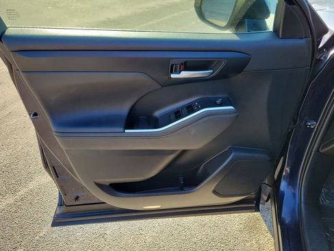 Used 2023 Toyota Highlander L image 12