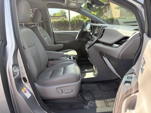 Used 2018 Toyota Sienna XLE FWD image 22