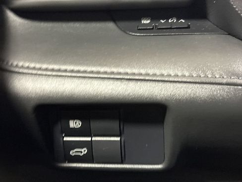 Used 2021 Toyota Highlander LE FWD image 18