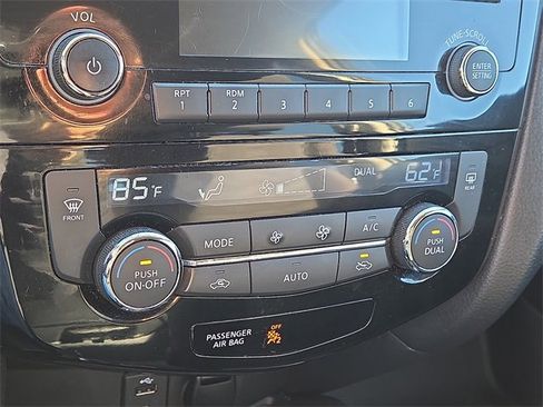 Used 2015 Nissan Rogue SV image 16