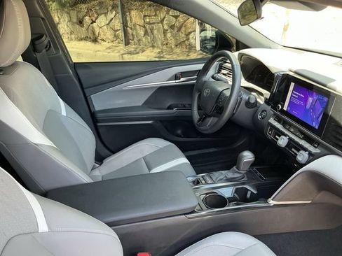 Used 2025 Toyota Camry SE FWD image 12