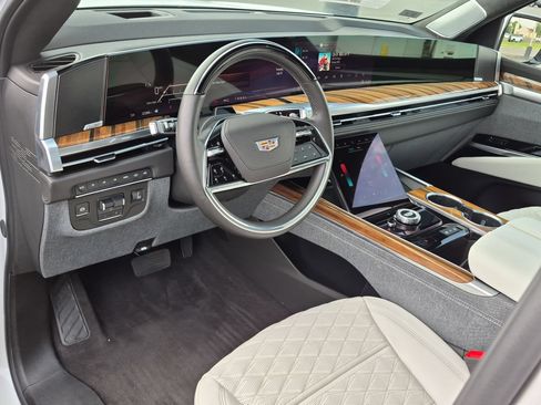 Used 2025 Cadillac Escalade Sport Platinum w/ LPO, Floor Liner Package AWD/4WD image 9