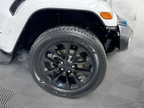 Used 2023 Jeep Wrangler Unlimited Sahara w/ Cold Weather Group image 17