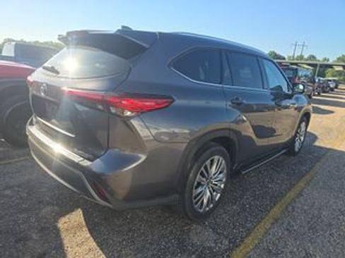 Used 2023 Toyota Highlander Platinum FWD image 7
