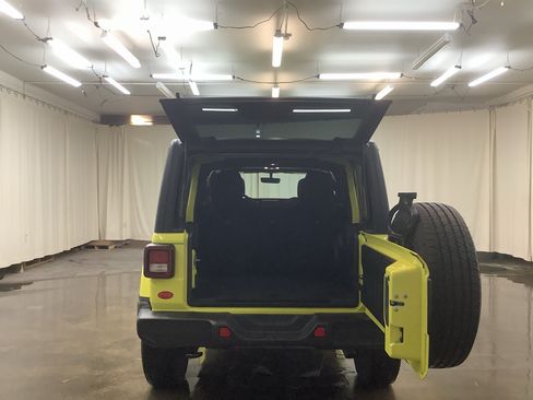 Used 2023 Jeep Wrangler Unlimited Sahara AWD/4WD image 9