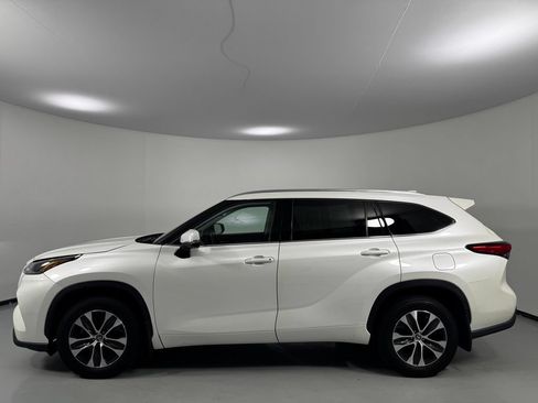 Used 2021 Toyota Highlander XLE AWD/4WD image 4