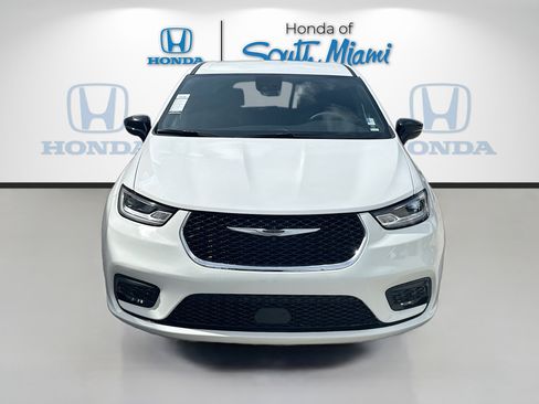 Used 2025 Chrysler Pacifica Select FWD image 2