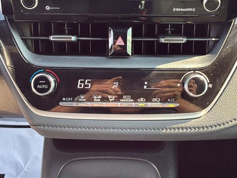 Used 2021 Toyota Corolla SE FWD image 32