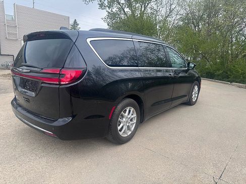 Used 2022 Chrysler Pacifica Touring-L FWD image 6