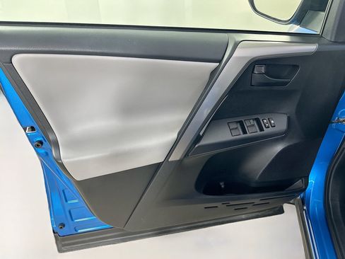 Used 2018 Toyota RAV4 LE AWD/4WD image 16