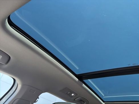 Certified 2023 Volkswagen Tiguan SE w/ Panoramic Sunroof Package AWD/4WD image 10