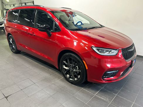 Used 2026 Chrysler Pacifica Limited w/ S Appearance Package FWD image 2
