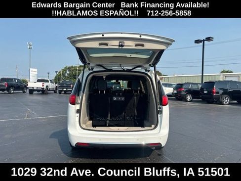 Used 2020 Chrysler Pacifica Touring-L FWD image 13