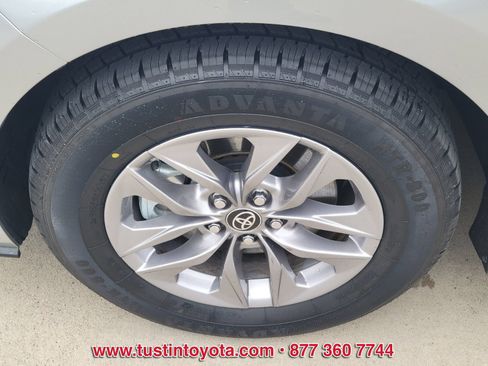 Used 2023 Toyota Sienna XLE FWD image 9