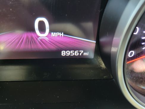 Used 2022 Kia Carnival LX image 26