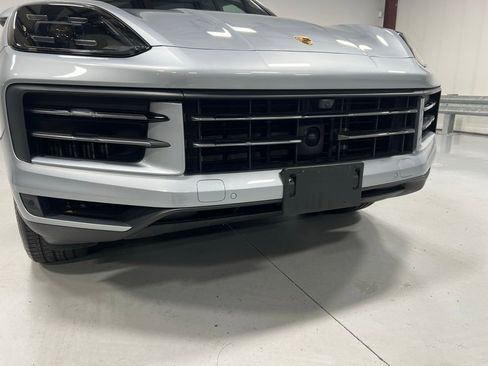 Used 2024 Porsche Cayenne Base w/ Premium Package image 11