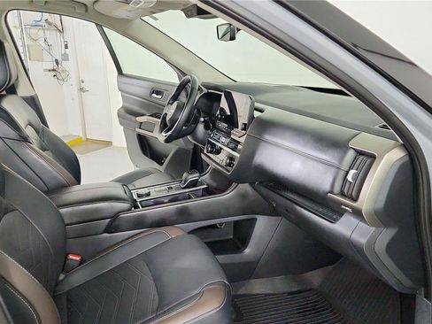 Used 2024 Nissan Pathfinder Platinum w/ Black Appearance Package AWD/4WD image 28