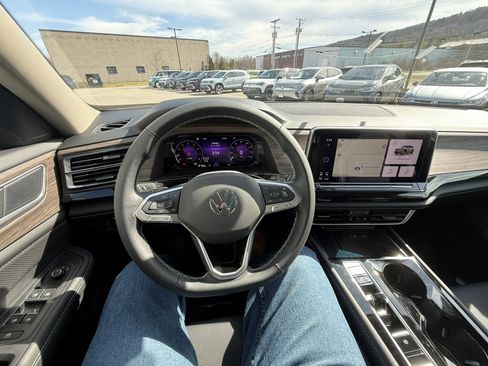 Used 2025 Volkswagen Atlas SEL image 12
