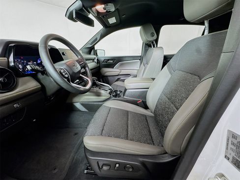 Used 2024 Chevrolet Colorado ZR2 image 18