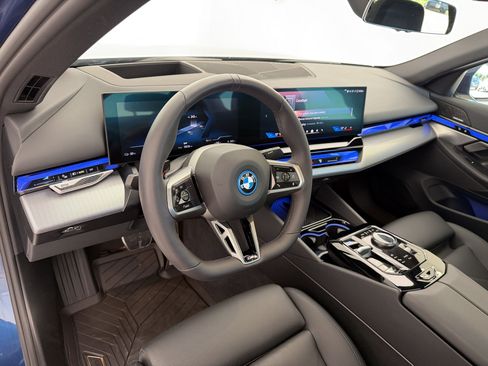 Certified 2025 BMW i5 xDrive40 w/ M Sport Package AWD/4WD image 4