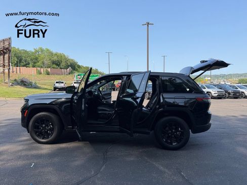 Used 2025 Jeep Grand Cherokee Altitude AWD/4WD image 43