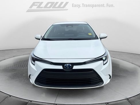 Used 2025 Toyota Corolla LE image 3