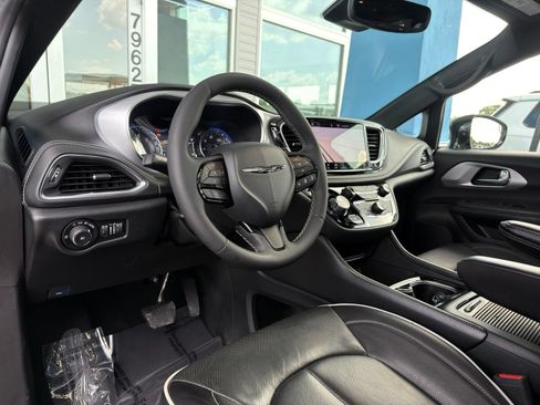 Used 2025 Chrysler Pacifica Limited FWD image 17
